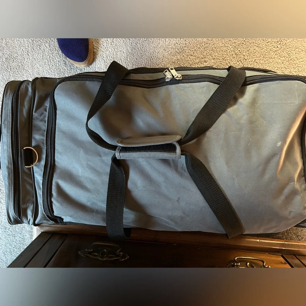 JEEP Gray & Black Rolling Duffel Bag. The handles join to carry. Ex condition.